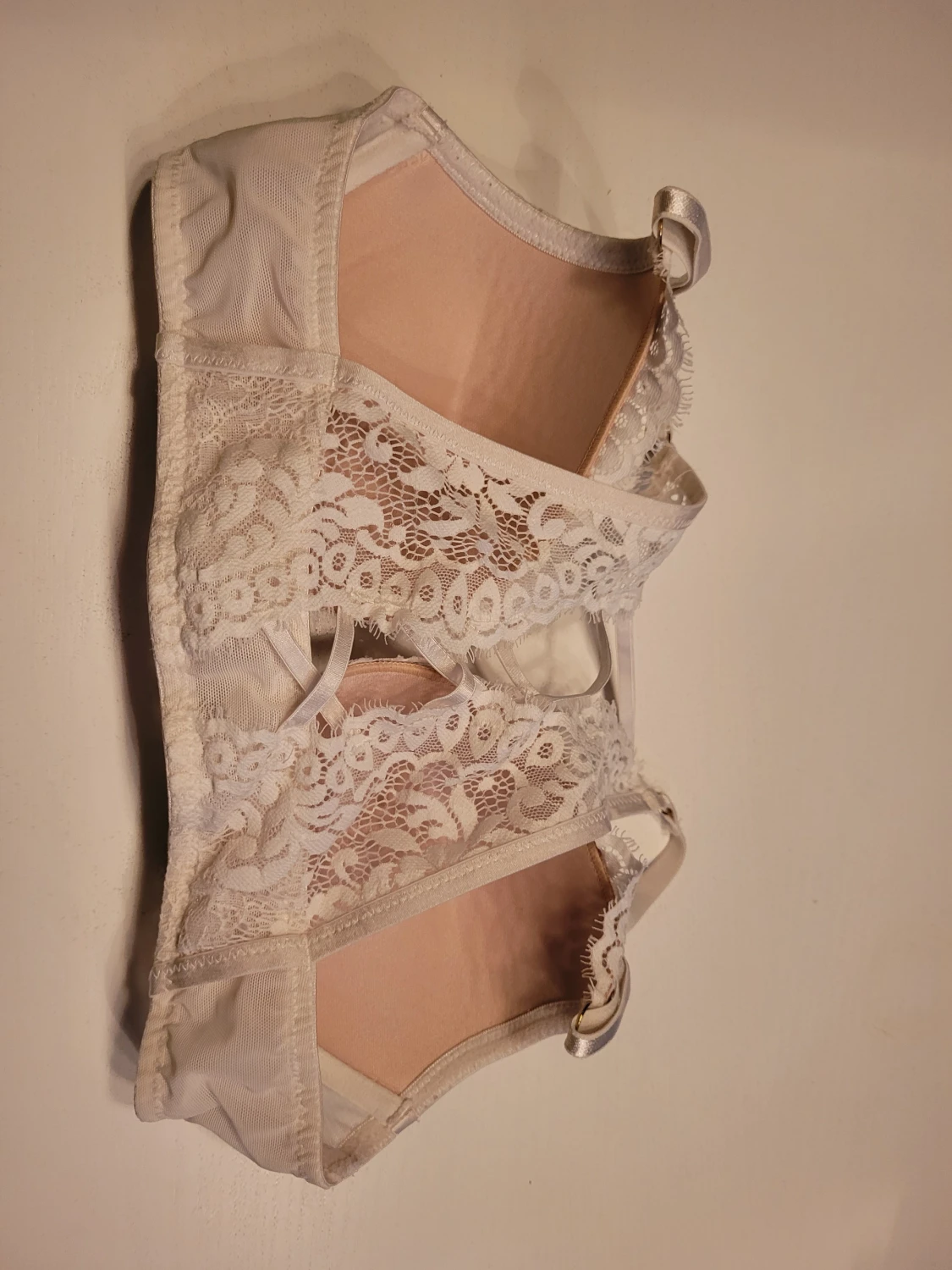 Vit spetsväst med snörning. Öppnas/spänne framtill. - 4