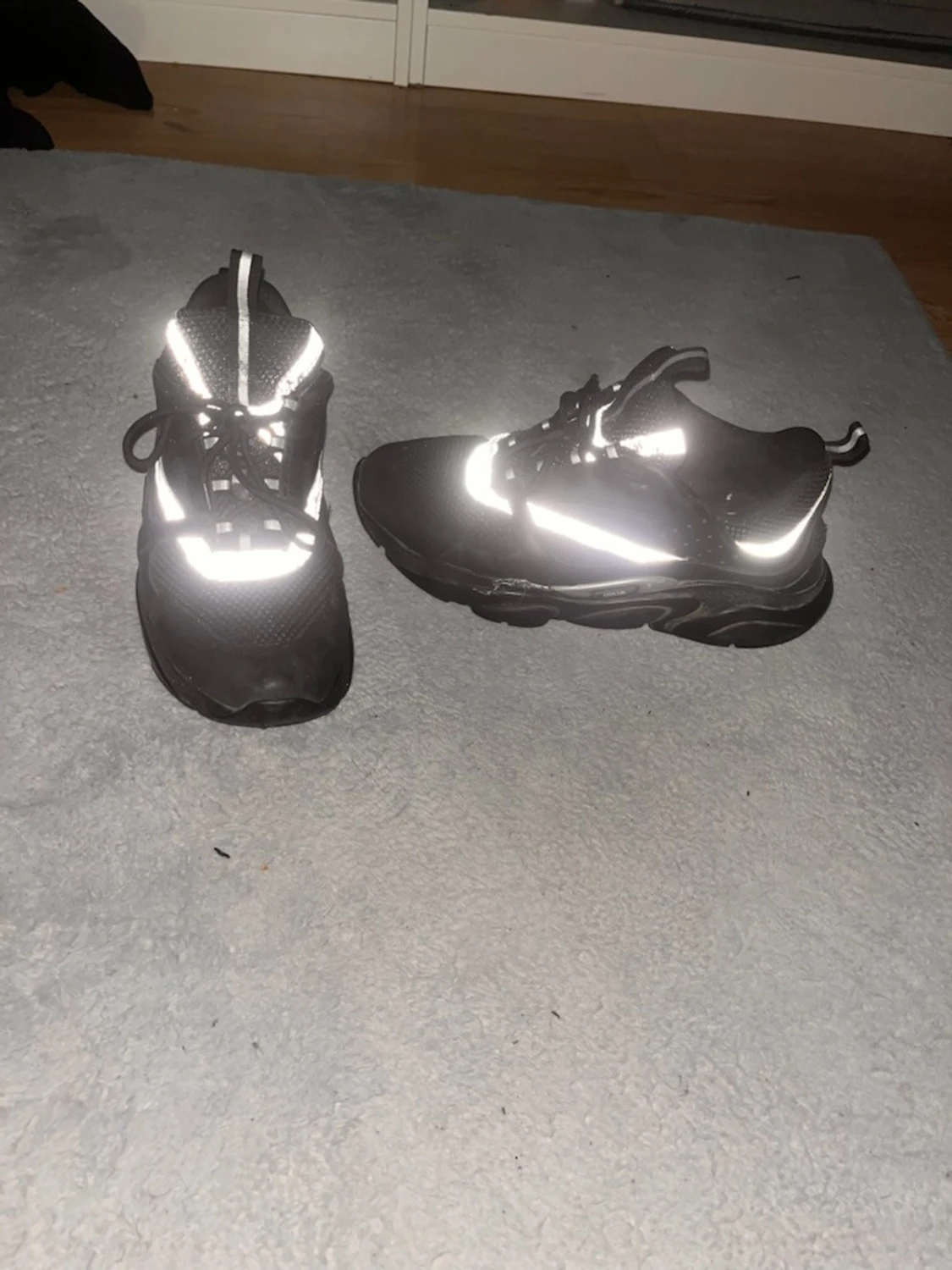 Svarta sneakers med reflexdetaljer - 3