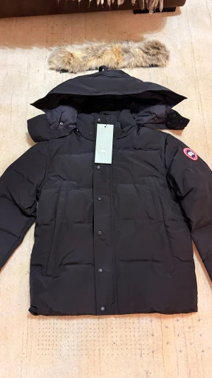 Svart dunjacka från Canada Goose - Helt ny endast testad passar perfekt till kyliga dagar hör av dig vid funderingar 