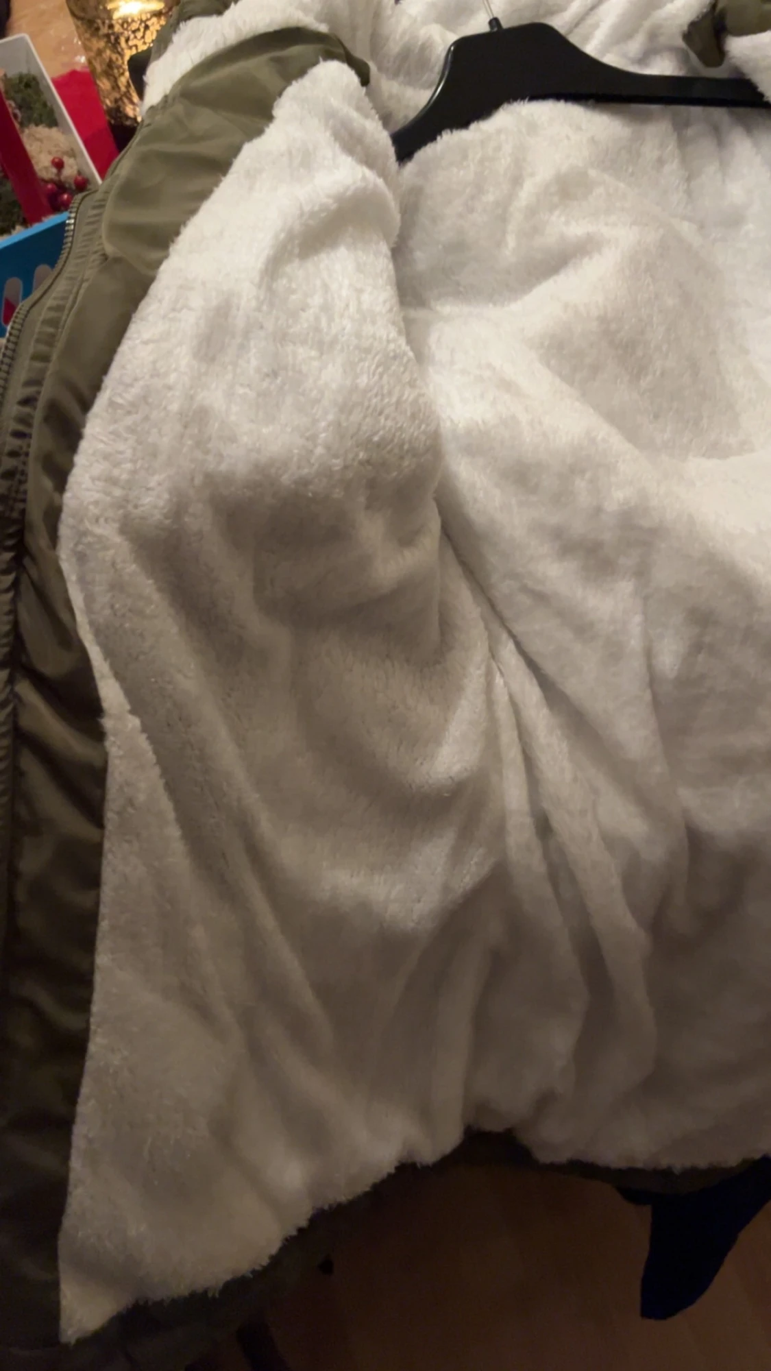 Olivgrön pufferjacka med fuskpälsfoder - 2