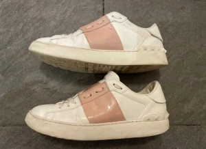 Valentinoskor  - Valentinoskor storlek 37 har blivit lite missfärgade bak pga jeansen men går att tvätta 