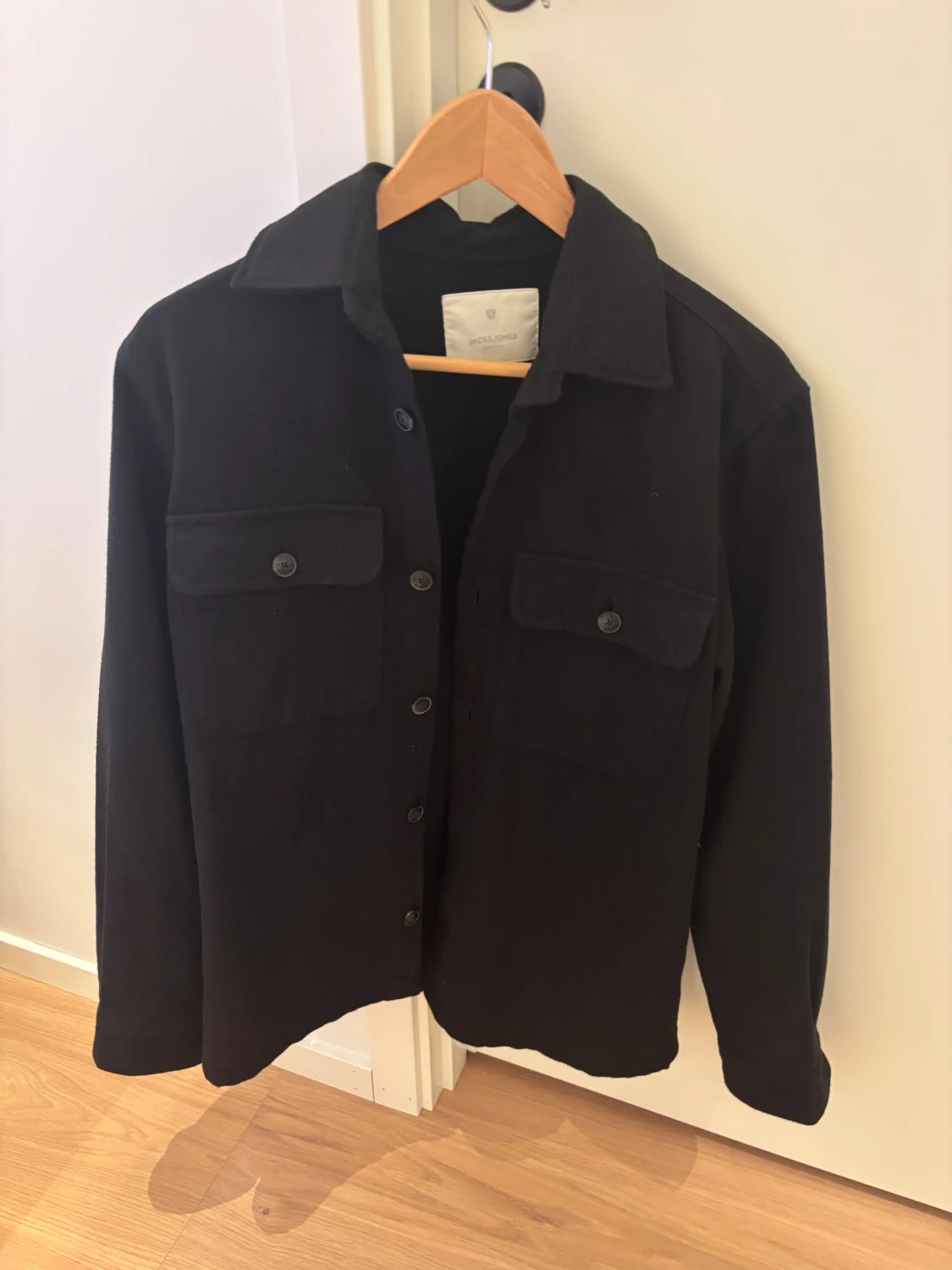 Svart overshirt från Jack & Jones storlek S