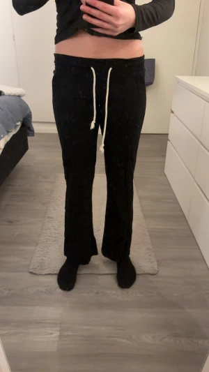 Svart o vita Roxy linnebyxor  - Köpta för 500kr st, säljer då de är för korta o för små för mig. Har verkligen älskat dessa byxorna. Dem är i fint skick och lågmidjade 