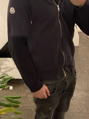 Moncler hoodie  - (Äkta!!)Tjena! Säljer min snygga moncler hoodie i färgen marinblå då den börjar bli för kort för mig och jag behöver pengarna. Inget fel på hoodien (hål o missfärgningar) ny pris 5400kr