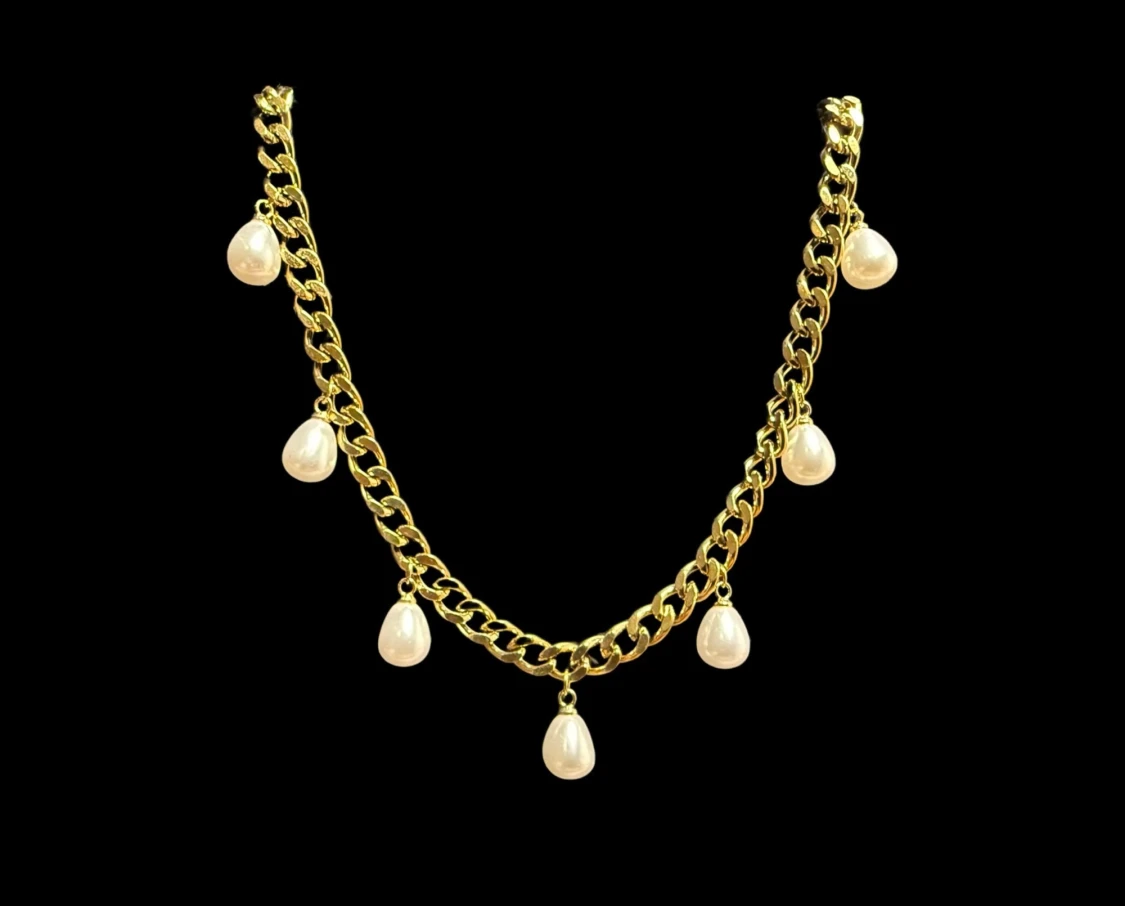 Guldiga halsband med droppformade pärlor