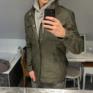 Field jacka - grå/grön - Riktigt fet fieldjacka i färgen grön/grå 🙌🏻|| perfekt på lite kyligare höstdagar || Skick; 8,5/10 inga defekter || Storlek: S || Pris: 499