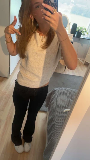 Beige stickad topp från Nelly - Säljer en beige stickad topp från Nelly i storlek XS. Är endast använd en gång så är i nytt skick. Slut i lager i hemsidan. Köp för 300kr. 