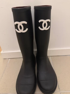 stövlar - fina stövlar köpta från turkiet i strl 38 , men passar mer för folk med strl 39. Använda 1 gång ute!