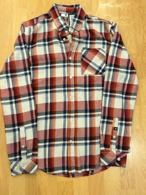 Flanel skjorta  - Säljer denna riktigt shyssta flanel skjortan från garcia. Den är aldrig använd helt ny passar bra till dig som vill ha en relaxad outfit. Kom gärna med prisförslag🤝