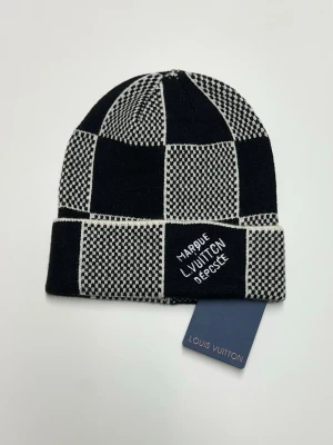 Lv Mössa - Säljer en helt ny mössa aldrig använd. Storlek One Size. Snabb frakt, postas inom 24h efter köp. Skriv gärna om du har fler frågor. Kan även hämtas i Stockholm.