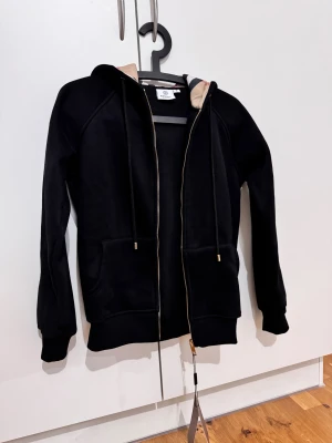 Kofta  - Hej säljer min kofta till ett bra pris då den inte kommer till någon användning.Den är helt ny och har inget fel på sig.Perfekt för dig som vill ha julklapp eller ska ge bort en julklapp.  Kan fraktas via PostNord   Priset kan diskuteras vid snabb affär 