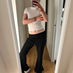 Svarta bootcut byxor från Zara - Säljer ett par svarta bootcut byxor från Zara Basic Collection i storlek M. Byxorna har hög midja och är tillverkade i ett mjukt, stretchigt material som sitter skönt och ger en snygg siluett. Perfekta för dig som gillar en trendig och avslappnad look.