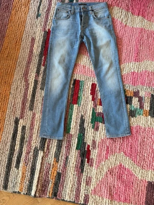 Ljusblå jeans från Nudie Jeans - Säljer ett par feta nudie jeans. Modell på jeansen är grim Tim. De är ljus blåa och passar till många stilar. Pris kan diskuteras 