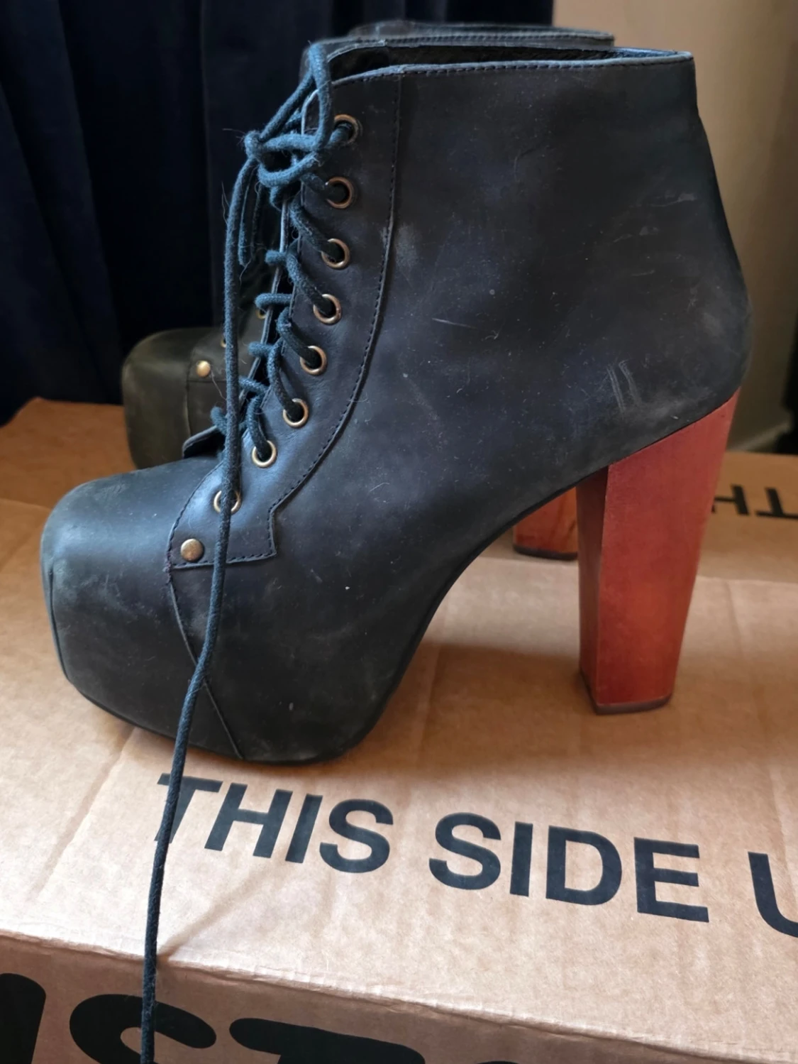 Svarta boots med träklack och snörning - 1