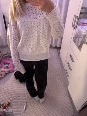 Vit stickad tröja från H&M Divided - Säljer en vit stickad tröja från H&M Divided i storlek XS aldrig använd 