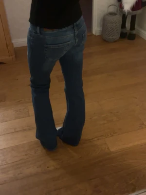 Low waist jeans - Snygga låga jeans från Only stl Xs❣️jag är 158 cm! Innerbenslängd 78 cm och midja rakt över 34 cm.
