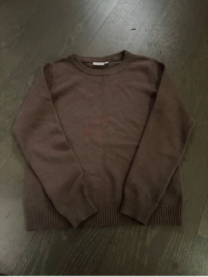 Brun stickad tröja från VILA - Mysig brun stickad tröja från VILA i storlek S. Tröjan har rund halsringning, ribbade muddar vid ärmslut och nederkant samt långärmad design. Perfekt för lager-på-lager under kyliga dagar och enkel att matcha med jeans eller kjol. Obs inga fläckar på tröjan det är kamerans fel💕