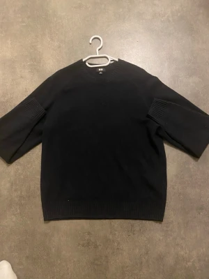  stickad tröja  - En super fin stickad lambwools tröja från (UNIQLO) i storlek M men passar även S super bra. Säljer den pga för liten på just mig☺️. Nypris runt 500 kr och mitt pris är 350 (Billigare vid snabb affär)