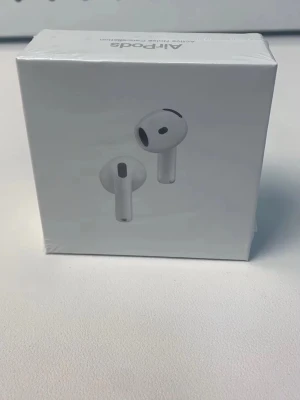 AirPods 4 ANC - Helt nya Apple AirPods 4 med aktiv brusreducering (ANC), levereras i originalförpackning. Trådlösa hörlurar med laddningsetui, kompatibla med USB-C, Qi och Apple Watch-laddare. Perfekt skick, aldrig använda, komplett med manual och tillbehör.