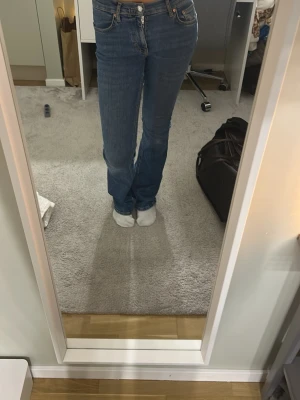Blå bootcut jeans från Gina  - Snygga blå jeans från Perfect Jeans i storlek 34. Modellen har bootcut-snitt med normal passform och klassisk femficksdesign. Jeansen är tillverkade i jeansmaterial med en mörkblå ton och har hög midja. Perfekt för dig som gillar en tidlös look. Original pris 500 kr.  
