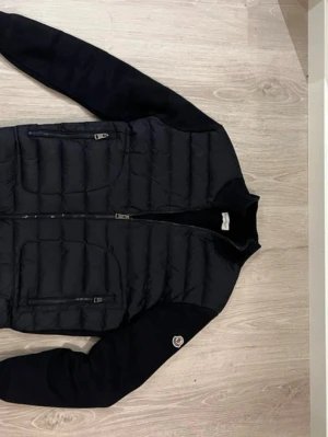 Svart cardigan från Moncler - Svart momcler cardigan från moncler helt oanvänd ny utan prislapp i storlek M bra kvalité 