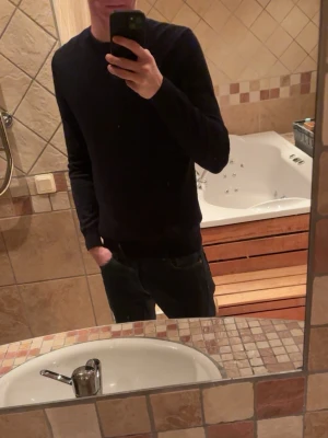 Mörkblå stickad tröja Dressmann M - Snygg mörkblå tröja från Dressmann i merinoull. Klassisk rund hals och långärmad.                                                            Tröjan har ett litet hål vid framsidan (se bild 4) men det lägger man knappt märke till | Tveka inte med att höra av dig för minsta lilla funderingar🙏😇