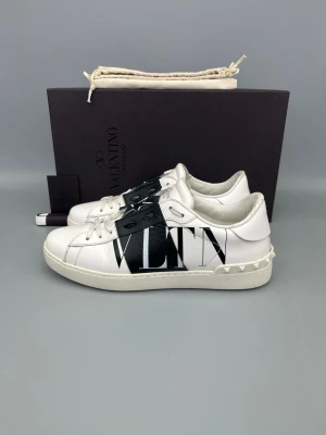 Valentino Open VLTN Sneaker Svart - • The shoes have been gently used and are in really good condition  • Size: 40 (fits 40.5–41)  • Color: Black  • Retail price: 7280 SEK / 590€  • Box, dustbags, new laces & valentino card included
