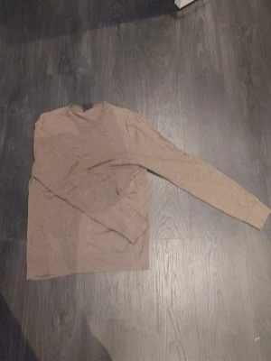 Beige sweatshirt från H&M - Säljer nu denna as feta och sköna sweatshirten ifrån H&M. Den har knappt använts och är därför i nytt skick. Den passar väldigt bra till lite finare middagar eller andra lite finare tillfällen. 