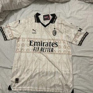 AC Milan x Puma fotbollströja - Säljer en helt oanvänd AC Milan t shirt då den är för stor för mig. Lägg prisförslag så ordnar vi ett lite schysstare pris. Nypris 899 kr