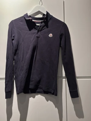 Svart långärmad skjorta från Moncler - Svart långärmad skjorta från Moncler med klassisk krage 