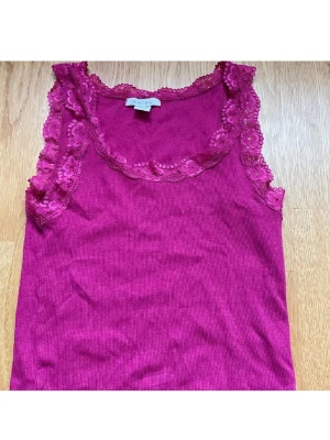 Rosa spet linnetopp  - Säljer en snygg rosa linnetopp från Amisu i storlek M. Toppen har även spets nertill men syns inte på bilden 