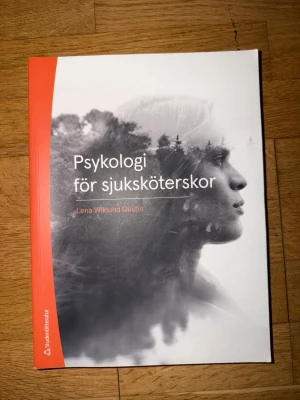 Psykologi för sjuksköterskor - Upplaga 2. En modern kursbok som ger dig som blivande sjuksköterska en grundläggande förståelse för psykologi och dess betydelse i vårdyrket. Perfekt för dig som vill förstå människors beteenden och utvecklas i din yrkesroll.