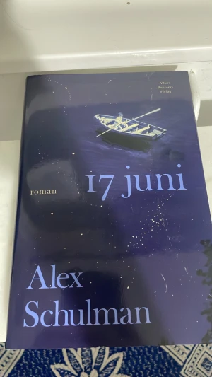 17 juni - En gripande roman om Vidar som efter en dramatisk händelse på jobbet börjar nysta i sin familjs förflutna. Genom samtal till en dag i barndomen, 17 juni 1986, öppnas en resa i tiden där gamla minnen och mysterier vävs samman. Perfekt för dig som gillar spännande och känslosamma berättelser.