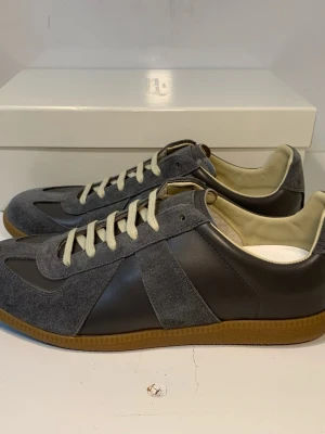 Maison margiela gats grå - Ett par riktigt feta gats i storlek 43, box och dustbags fås med, skickar samma dag!