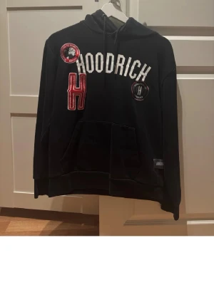 hoodrich hoodie - hoodrich hoodie storlek S passar också M har haft den i 2månader och använder den inte mer.Obs utan snöre