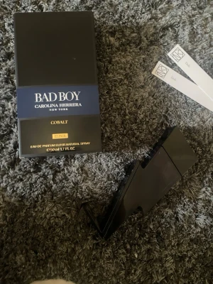 Bad Boy Cobalt Elixir 50ml - Bad Boy Cobalt Elixir från Carolina Herrera, 50 ml Eau de Parfum. Snygg och unik flaska med cool design. Perfekt för dig som vill sticka ut och visa din personlighet.