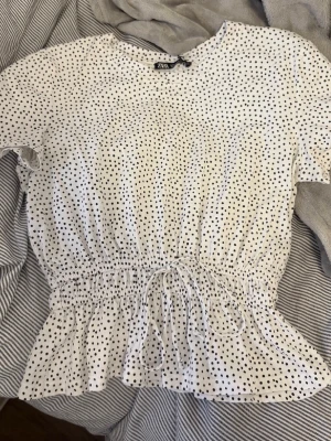 Vit prickig blus Zara  - Säljer en söt vit blus från Zara med svarta prickar!!❣️