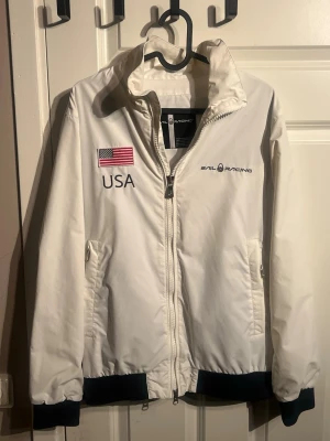 Sail racing Vit jacka - Sail racing vit windbreaker jacka från care of Carl och säljs inte längre. Kosta 1899 och säljs nu för 349 i Storlek S