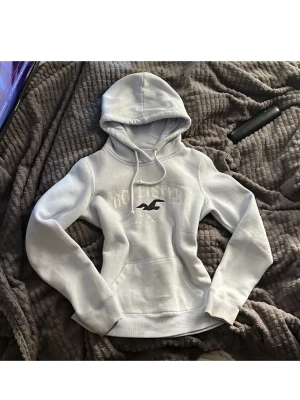 Hollister hoodie! - Säljer en jätte snygg ljusblå hoodie från Hollister i storlek XS.💗