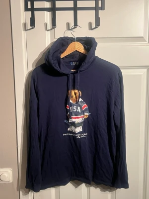 Ralph lauren hoodie  - Ralph lauren hoodie med björn i storlek M köpt på Milano för 2999 och säljs för 749 
