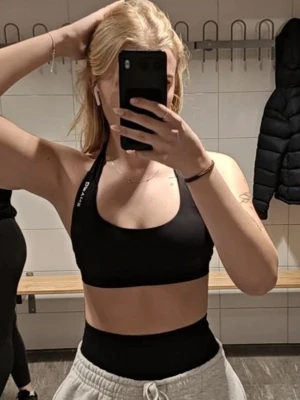 Sport-bh från Dfyne - Svart sport-bh från Dfyne med halterneck. Perfekt för träning och ger bra stöd. Storlek XS, endast använd 2 gånger så väldigt bra skick!💕