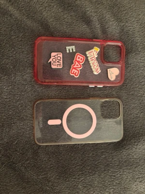 Två mobilskal för iPhone 12🫶🏻 - Den med små grejer på är från DRM LAND o jättefin! Den andra är från holdit, båda är på att skydda mobilen o bra skick! För iPhone 12. 100kr för båda eller 75kr st!🤍