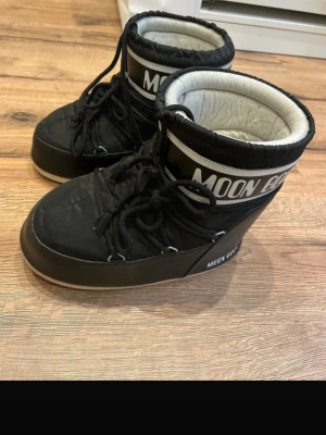 Moonboots - Använt en vinter men behövs tvättas har lite defekter men funkar var ändå