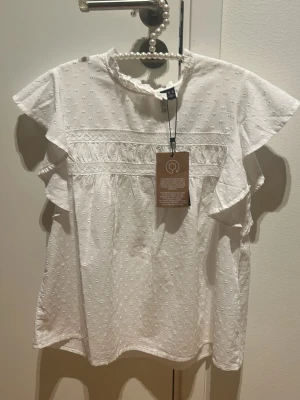 Vero Moda XS - Säljer en blus i nyskick. Tröjan är aldrig använd och prislappen sitter fortfarande kvar. Inga fläckar, hål eller andra tecken på slitage. 