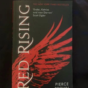 Red Rising - Säljer boken 'Red Rising' av Pierce Brown. En dystopisk science fiction-roman som utspelar sig på Mars, där huvudpersonen Darrow kämpar mot ett förtryckande klassamhälle. Perfekt för dig som gillar spänning och äventyr i rymdmiljö.
