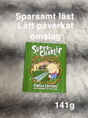 Super-Charlie & mormorsmysteriet - Följ med Super-Charlie, världens ovanligaste bebis, på ett färgstarkt och roligt äventyr fyllt av spännande mysterier och härliga illustrationer. Perfekt för dig som gillar humor och berättelser med mycket fantasi! Boken är sparsamt läst och har ett lätt påverkat omslag.🌸Själv köpt från vinted men dottern fick samma i födelsedagspresent. Denna är mindre än den hon fick i present. Från Max. Sparsamt läst. Lätt påverkat omslag.