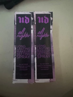 Urban Decay All Nighter Setting Spray - Två flaskor Urban Decay All Nighter Long Lasting Makeup Setting Spray. Svarta flaskor med lila text och genomskinliga lock. Ger en lätt mist som håller sminket på plats hela dagen med temperaturkontroll-teknologi. Perfekt för att fixera din makeup.helt nya inte ens använda man får båda 2 för 300 kr 