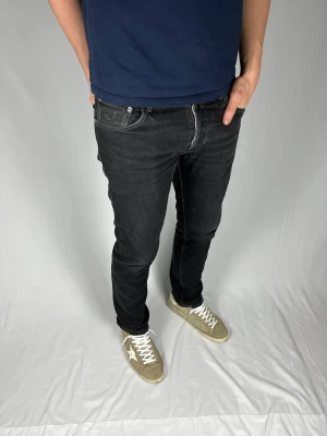 Jacob Cohën 622 LIMITED Edition  - JC 622 LIMITED Edition. Par 39/106 som nånsin gjorts. Size: W32 Skick: 9/10, väldigt bra utan defekter. Retail pris: 6000 SEK (+). Modellen är 185cm och väger 78kg. Mått: 43x100cm (Ytterben + midja) Hör av dig vid frågor eller funderingar!