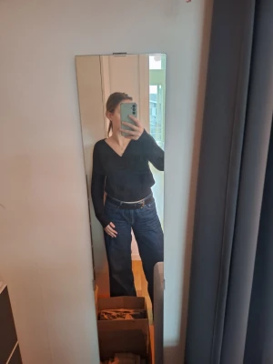 Svart stickad v-ringad tröja Lindex XS - Svart stickad tröja från Lindex i storlek XS. Tröjan har en djup v-ringning, lång ärm och ribbade muddar. Perfekt till höst och vinter, enkel att matcha med jeans eller kjol. Snygg och basic modell som funkar till många stilar.