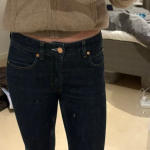 Low waist Jeans från Acne - Säljer ett par mörkblå lågmidjade jeans från Acne studios